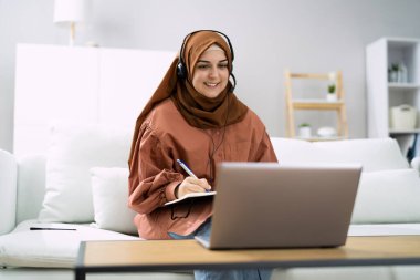 Sanal Çevrimiçi Eğitim Toplantısı veya Özel Giysi Videosu