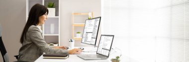 Programcı kadın bilgisayarda kodlanıyor. Yazılımcı Kız