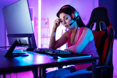 Üzgün Üzgün Genç Çevrimiçi PC Video Oynatıcı Kız