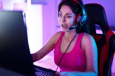 Çevrimiçi Oyuncu Kadın Kulaklıklı Bilgisayar Kullanıyor