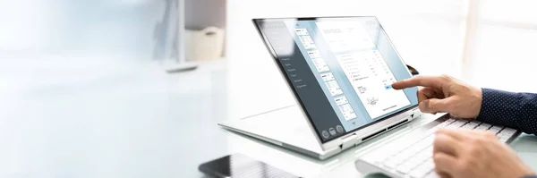 Rechnung Auf Laptop Elektronische Rechnungsführung Online — Stockfoto