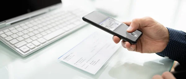 Scanning Remote Deposit Check Document Using Phone Inglés Tomar Fotos — Foto de Stock