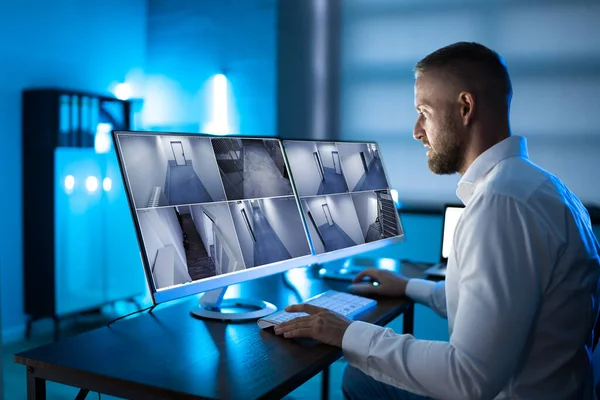 Sicherheitssystembetreiber Betrachtet Videoaufzeichnungen Schreibtisch Büro — Stockfoto