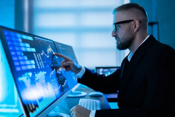 Kpi Data Predictive Analytics Dashboard Man Using Desktop — Foto Stock