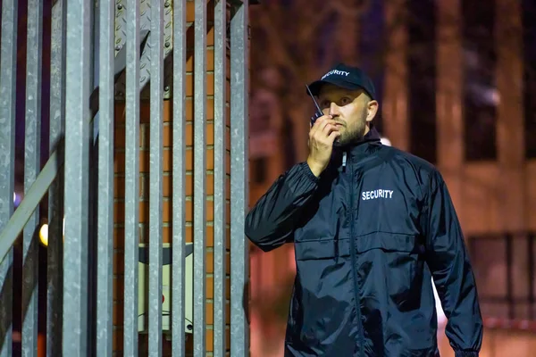 Penjaga Keamanan Gerbang Masuk Saat Malam — Stok Foto