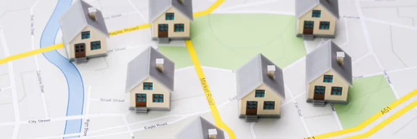 道路上の小さな家モデルの高角度ビュールートマップ — ストック写真