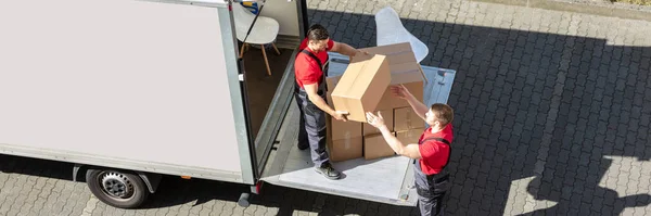 Penghapusan Perabotan Menggunakan Truk Mover Dengan Kotak — Stok Foto