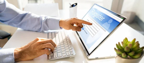 Online Internetes Regisztrációs Űrlap Honlapon Laptop Használatával — Stock Fotó