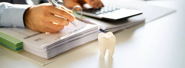 歯医者のビルと税務書類 — ストック写真