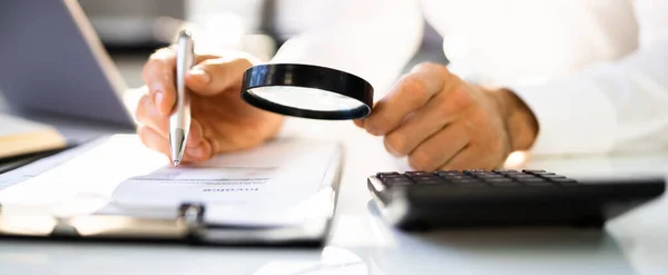 Investigación Fraude Auditoría Fiscal Investigador Auditor Usando Lupa — Foto de Stock