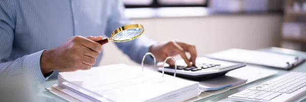 Auditor Usando Lupa Para Auditoria Investigação Fraude — Fotografia de Stock