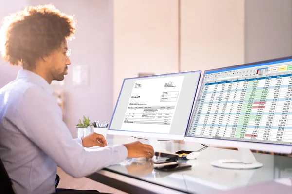 Geschäftsdaten Audit Tabelle Auf Analystenrechnern — Stockfoto