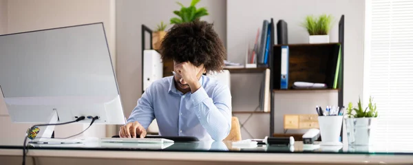 ストレスを受けたアフリカ系アメリカ人従業員 コンピュータの男 — ストック写真