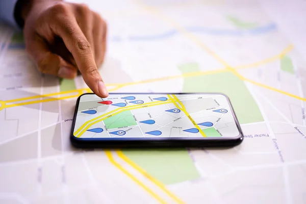 地方都市地図ロケーターピンマーカー検索 — ストック写真