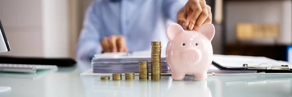 Sparen Sie Geld Und Finanzprüfung Mann Berechnet Rechnung — Stockfoto