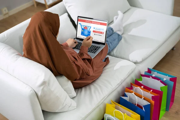 Jonge Moslim Vrouw Bank Online Winkelen Met Credit Card — Stockfoto