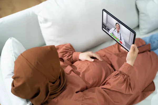 Schwangere Musliminnen Doktor Video Anruf Auf Tablet Hause — Stockfoto