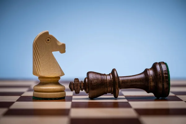 Satranç Tahtasında Satranç Kralı Yenildi Oyun Kazanan — Stok fotoğraf
