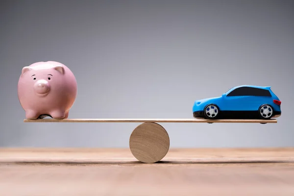 見る人のための車のお金と購入控除のバランス — ストック写真
