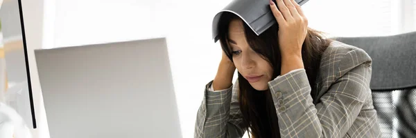 Cansado Estresado Infeliz Dama Usando Computadora Con Dolor Cabeza — Foto de Stock