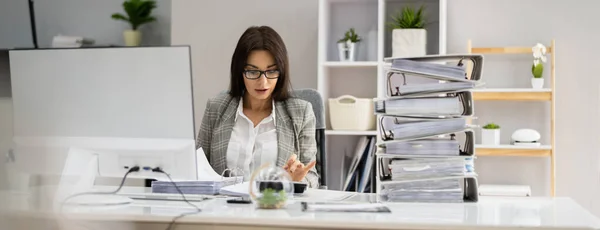 Jeune Femme Affaires Travaillant Bureau Avec Pile Dossiers Sur Bureau — Photo