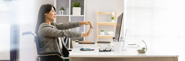 Mujer Con Discapacidad Que Estira Escritorio Trabajando Silla Ruedas —  Fotos de Stock