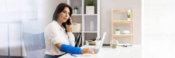 Broken Arm Injured Worker Compensation Coverage Using Office Laptop — Stock Photo, Image