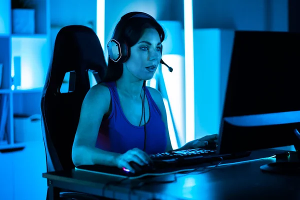 Online Player Woman Headset Using Computer — Stock Photo, Image