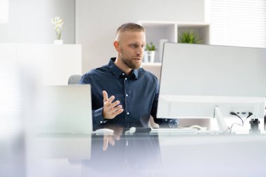 Çevrimiçi Sanal Eğitim Konferansı Webinar. Erkek Görüşmesi