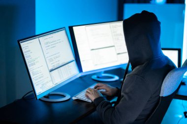 Hacker Bilgisayar kullanarak Siber Güvenlik Yazılım Programını Kullanıyor