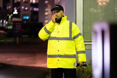 Geceleri giriş kapısında güvenlik görevlisi
