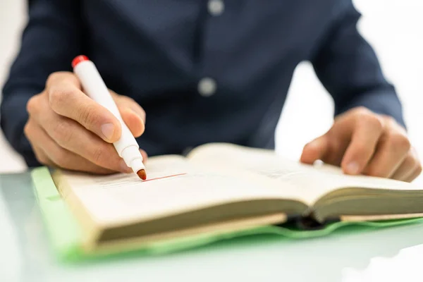 Mão Homem Com Livro Leitura Iluminador Aprendizagem — Fotografia de Stock