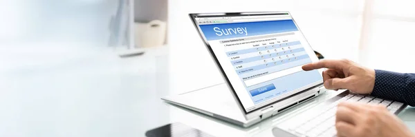 Företagssperson Fylla Online Survey Form Digital Laptop — Stockfoto