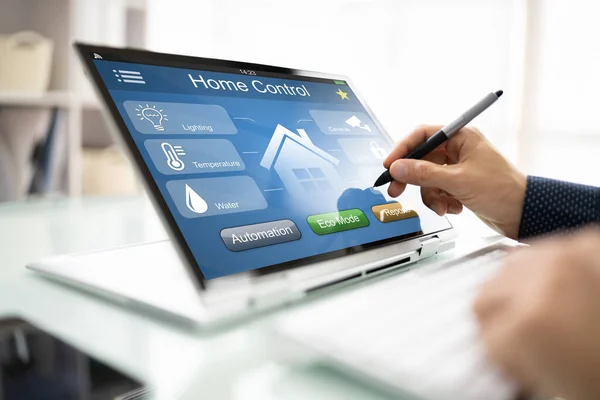 Рука Людини Допомогою Системи Домашнього Контролю Цифровому Ноутбуці — стокове фото