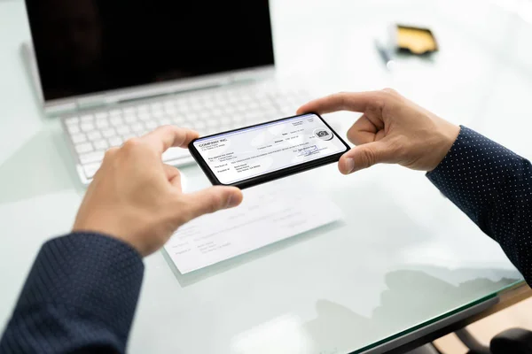 Scannen Remote Deposit Check Document Met Behulp Van Telefoon Foto — Stockfoto