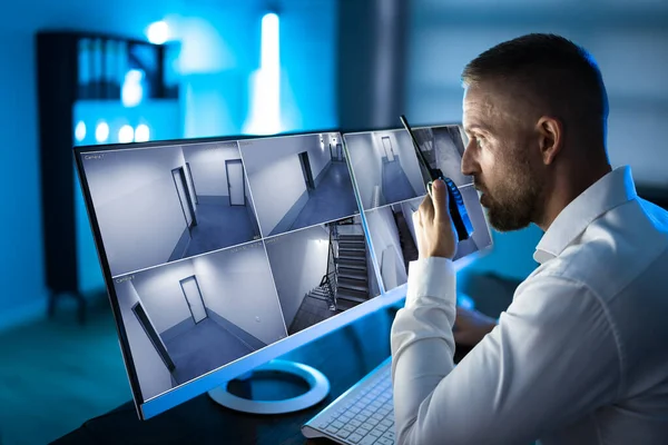 Beveiligingssysteem Cctv Monitor Room Man Die Walkie Talkie Gebruikt — Stockfoto