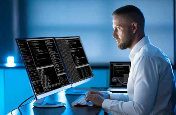 Programador Computadora Que Escribe Código Del Programa Computadora Oficina —  Fotos de Stock