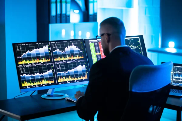 Voorraadhandelaar Man Met Behulp Van Meerdere Computer Monitoren — Stockfoto