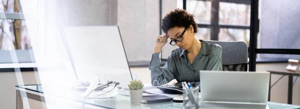 Femme Affaires Africaine Fatiguée Bouleversée Avec Head Ache — Photo