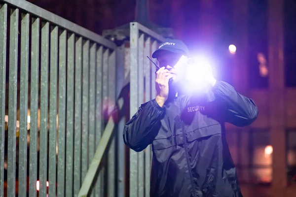 Guardia Sicurezza Cancello Ingresso Notte — Foto Stock