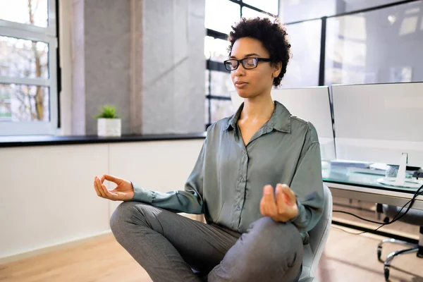 Joven Mujer Africana Sentada Escritorio Meditando Oficina —  Fotos de Stock