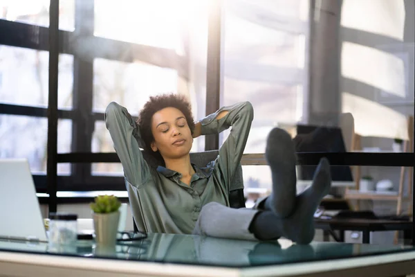 Empresária Sentada Cadeira Escritório Relaxante Perto Computador — Fotografia de Stock