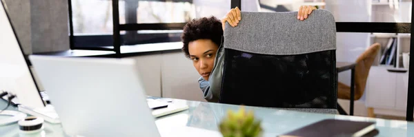 Mujer Asustada Escondiéndose Debajo Del Escritorio Oficina — Foto de Stock