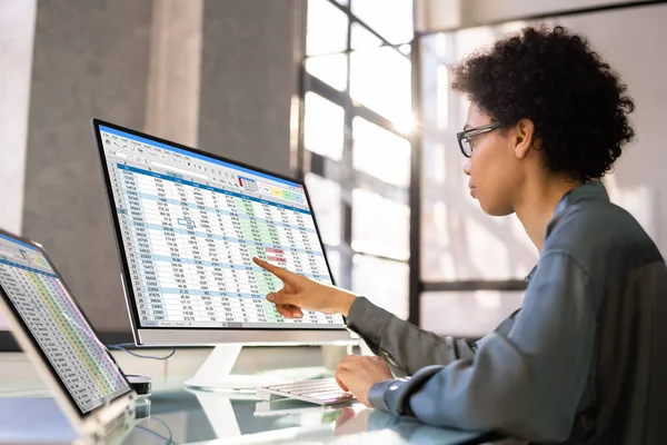 African American Office Employee Auditor Mit Tabellenkalkulation — Stockfoto