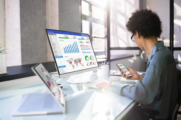 African American Business Data Analyst Frau Mit Computer — Stockfoto