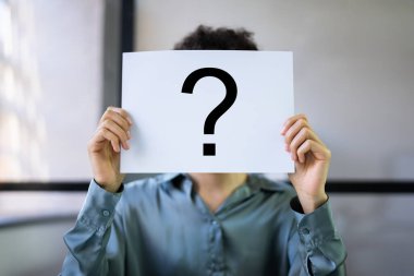 iş kadını ofiste masa kağıt yüz önünde soru işareti bulunan holding