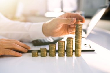 Masanın üzerinde hesap makinesini kullanarak vergisini hesaplamak muhasebeci. Para kavramı kaydetmek