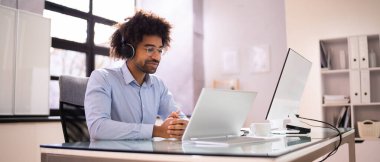 Çevrimiçi Sanal Video Alıştırma Çağrısı Kullanan Adam