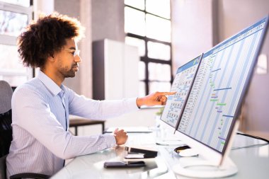 Çoklu Ekrandaki Gündem Planı 'na Bakıyoruz. Planlayıcı Kontrol ediliyor