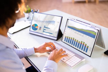 Bilgisayar ekranında KPI Verilerine Bakan Analist Kadınlar